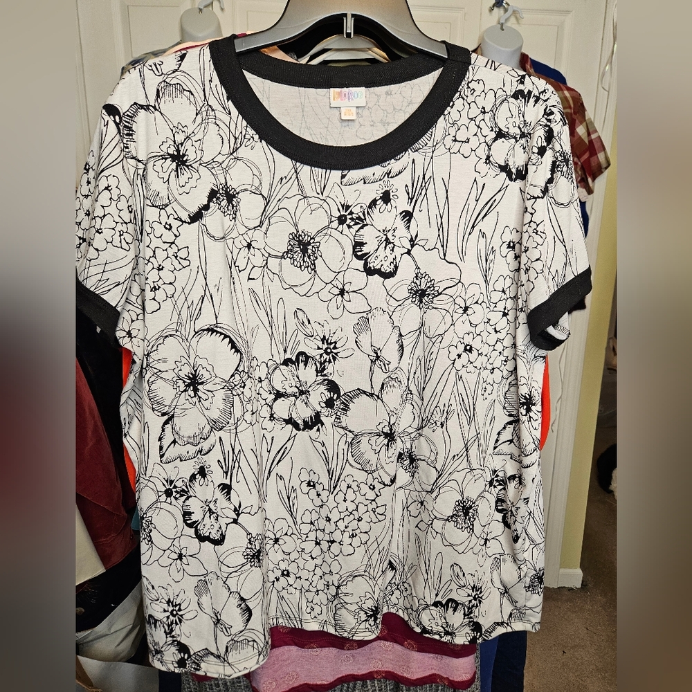 #066-LuLaRoe- Liv- Blk/Wh Graphic Floral T-Shirt Size. 3X
